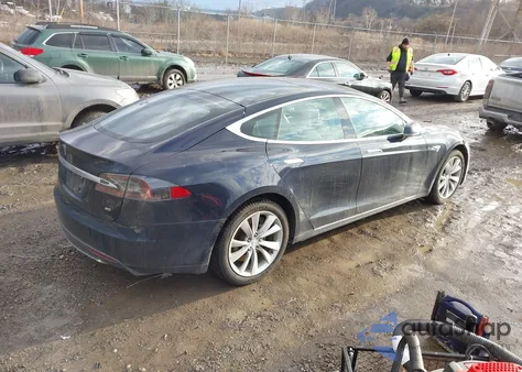 2013 Tesla Model S z USA, uszkodzony, nr VIN 5YJSA1DN3DFP26606